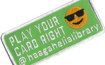 Kirjaston haalarimerkki, jossa lukee Play your card right @haagahelialibrary.