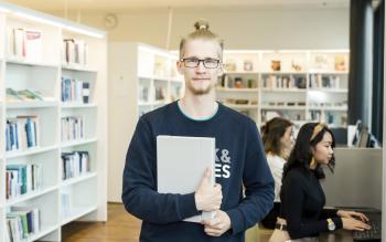 Kuvituskuva: opiskelija Porvoon kampuksen kirjastossa