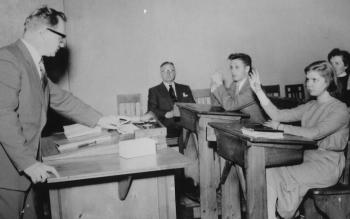 Opettajaopiskelija pitää harjoitustuntia1950-luvun lopulla SLK:ssa, joka oli saanut normaalikauppaoppilaitoksen aseman.