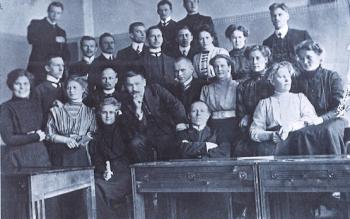 Suomen Liikemiesten Kauppaopiston opiskelijoita 1900-luvun alussa