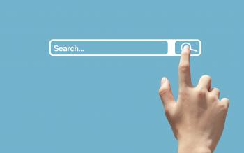 Käsi painaa netin hakukoneen search-nappia.