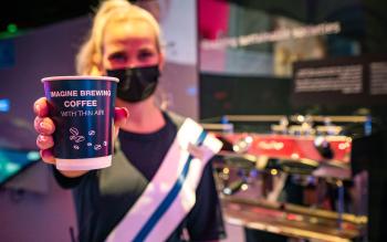 Business Finland - Lumi Dubai Expo 2020 - opiskelija, joka pitää kädessään innovatiivisesti keitettyä kahvia