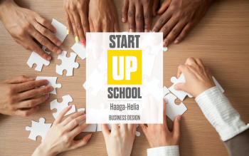 Käsiä rakentamassa palapeliä. Päällä StartUp Schoolin logo ja teksti Business Design.