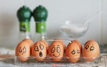Viisi kananmunaa, joille on piirretty erilaisia ilmeitä.