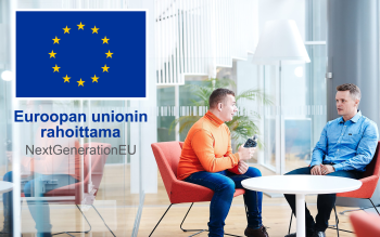Kuvassa oranssiin ja siniseen paitaan pukeutuneet kaksi henkilöä istuvat valoisassa tilassa pyöreän pöydän ääressä keskustelemassa. Kuvan päällä on teksti: Euroopan unionin rahoittama.