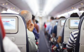 Lentopelkoinen ihminen lentää pelostaan huolimatta - miten hänen matkustuskokemustaan voisi parantaa